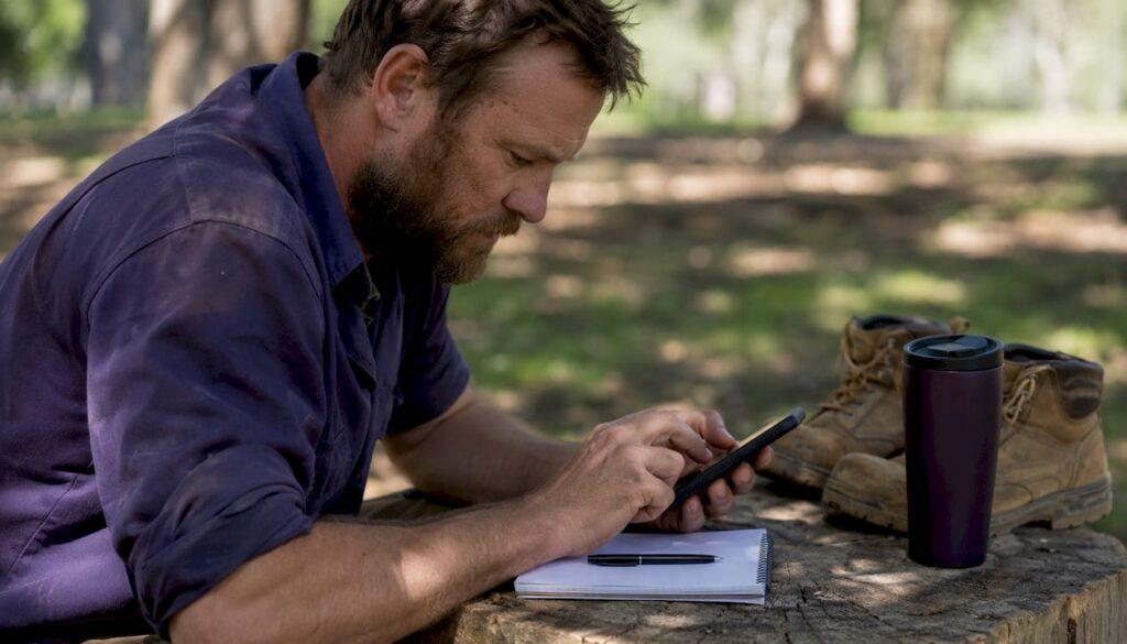 Tradie configuring missed call text back on phone